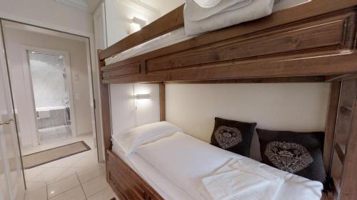 sypialnia z 2 łóżkami piętrowymi i oknem w obiekcie Giop w mieście Celerina