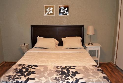 a bedroom with a large bed with a brown headboard at Prairie Comfort in Grand Forks