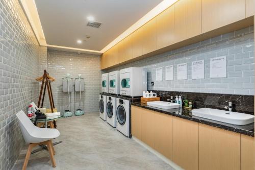 Atour Hotel (Wuhan Mulan Pishang Building)にあるキッチンまたは簡易キッチン