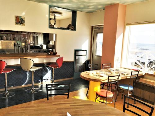 Iruka Hotel في شاري: مطعم بطاولة وكراسي وبار