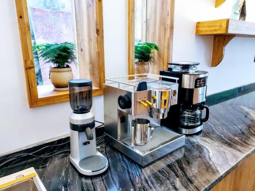 Kuchyň nebo kuchyňský kout v ubytování Whispering Mountains Boutique Hotel