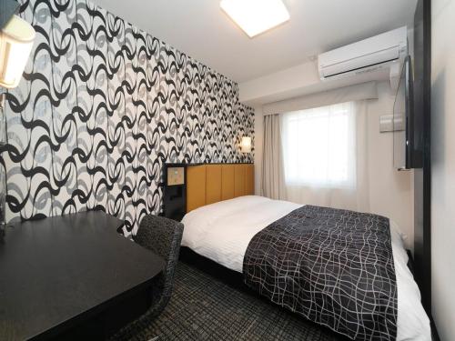 Tempat tidur dalam kamar di APA Villa Hotel Kyoto Ekimae