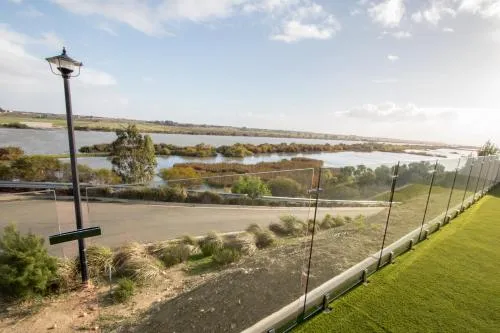 ‘Serenity’ and sweeping Murray River views picture