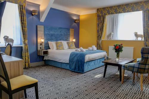 Postel nebo postele na pokoji v ubytování Stonecross Manor Hotel