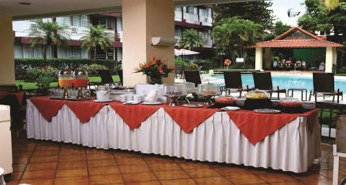 Makanan di atau berdekatan hotel