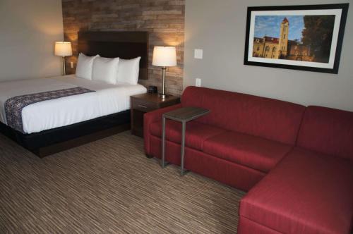 Postel nebo postele na pokoji v ubytování La Quinta Inn and Suites by Wyndham Bloomington