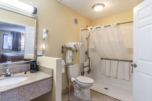 Ванная комната в Quality Inn and Suites