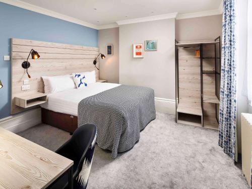 Postel nebo postele na pokoji v ubytování Mercure Brighton Seafront Hotel