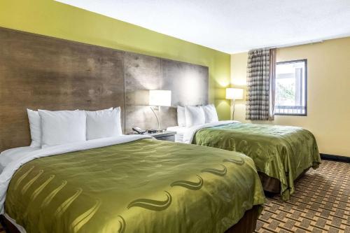 Llit o llits en una habitació de Quality Inn and Suites