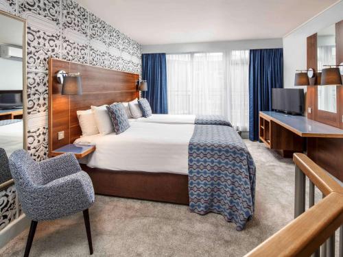 Postel nebo postele na pokoji v ubytování Mercure Brighton Seafront Hotel