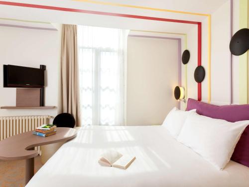 A bed or beds in a room at ibis Styles Bayonne