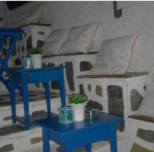 una casa de juguete con una cama, una mesa azul y una silla en Olympos Beach, en Plaka Litóchoro