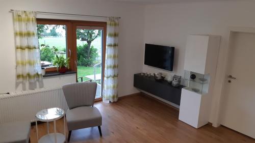 TV a/nebo společenská místnost v ubytování LaWie am Attersee