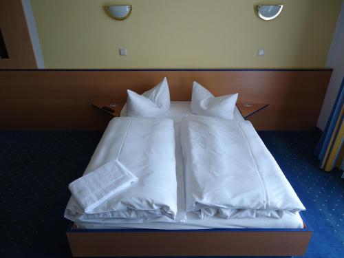 Ein Bett oder Betten in einem Zimmer der Unterkunft Sleep & Go Hotel Magdeburg