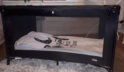 Stenaberg في كونغْسباكا: سرير أسود مع بطانية في قفص
