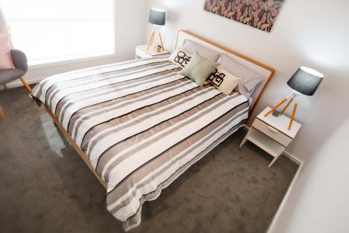 Кровать или кровати в номере Contemporary ‘Esprit’ with river reserve access