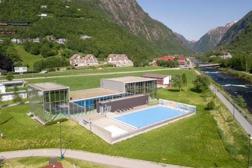 uma vista aérea de um edifício com piscina e montanhas em Øren Hotel em Høyanger