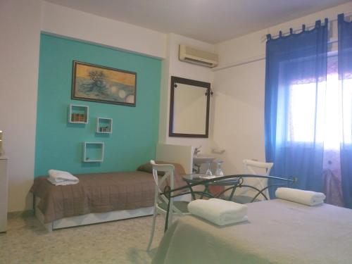 Una habitación con dos camas y una mesa y una ventana. en Apartament Silvy Trastevere, en Roma