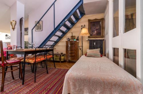 1 dormitorio con 1 cama, mesa y sillas en Margaret Apartment for 5 people with Panorama Terrace, en Budapest