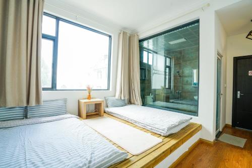 Postel nebo postele na pokoji v ubytování Monster B&B