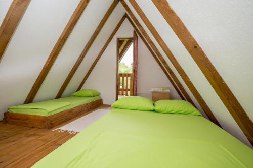 Postel nebo postele na pokoji v ubytování Etno Village Vojnik