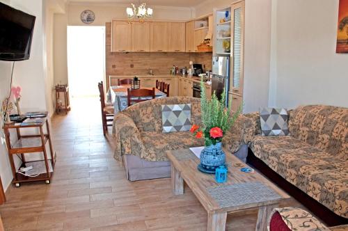 een woonkamer met een bank en een tafel bij Traditional House Next to Ancient Olympia in Olympia