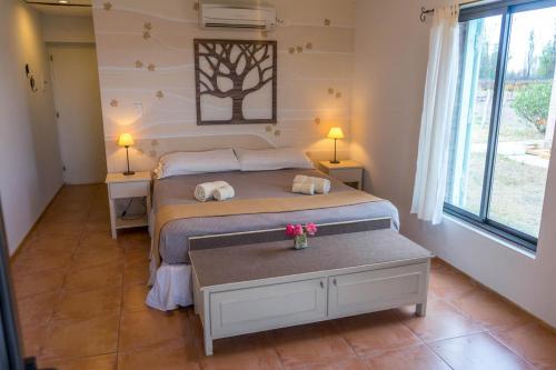 a bedroom with a bed and two lamps and a table at Finca La Carmelita in San Rafael