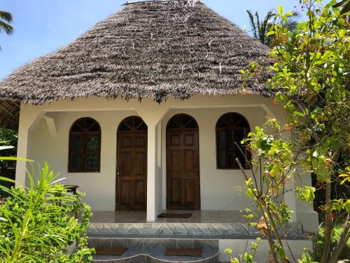 Фотография из галереи Blue Earth Beach Bungalow в Джамбиани