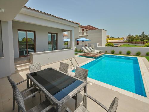 Bazén v ubytování Angie Luxury Beach Villas nebo v jeho okolí