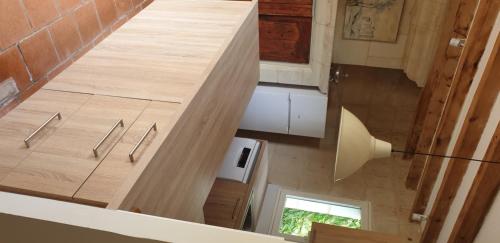 une vue aérienne d'un escalier dans une maison dans l'établissement Maison Carol, à Saumur