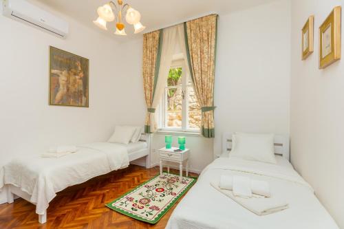 Pokój z 2 łóżkami i oknem w obiekcie Apartment Villa Ahava w Dubrowniku
