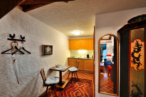 a kitchen with a table and chairs in a room at Herberge an der Nikolauszeche in Purbach am Neusiedlersee