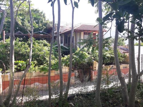 a house seen through the trees at VLASSIS APTS -ΜΕΛΙΔΟΝΙ-ΔΙΑΜΕΡΙΣΜΑ ΒΑΣΙΛΙΚΗ in Melidhónion