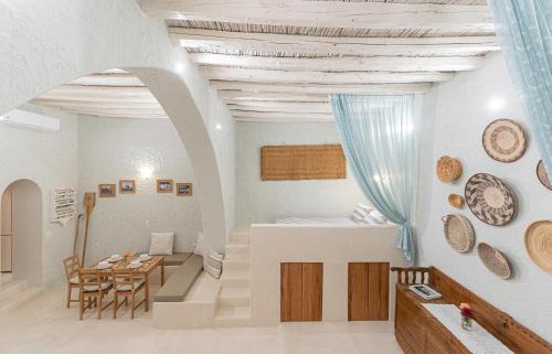 Habitación con mesa y comedor. en Rose traditional house, en Archangelos