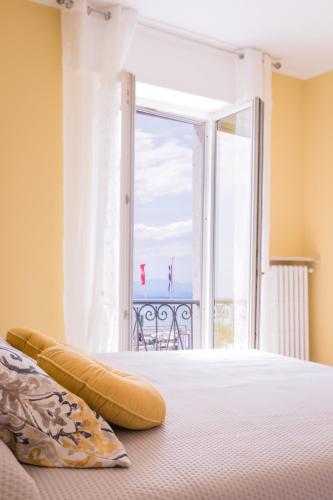 a bedroom with a bed with a view of the ocean at Appartamento DAISY in Bardolino