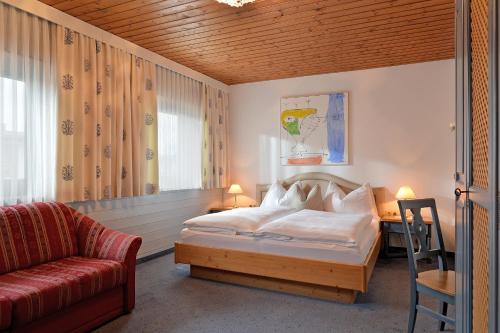 A bed or beds in a room at Hotel Tiroler Stuben