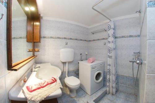 Łazienka z białą toaletą i umywalką w obiekcie cefalonian hideaway w mieście Razáta