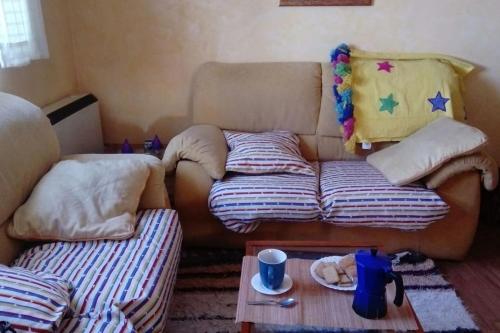 - un salon avec un canapé et une table basse dans l'établissement EL TRASTERO, à Santa Marta de Tormes