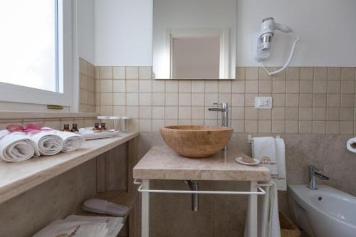 a bathroom with a sink and a bowl on a counter at Dimora San Quirico - bed e breakfast - Cisternino in Cisternino
