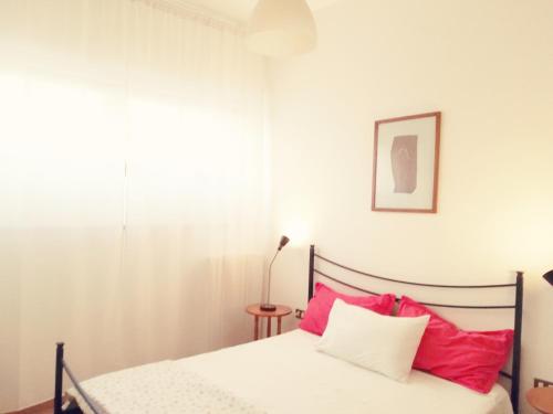 フィレンツェにあるIl Giglio di Firenzeのベッドルーム1室(赤と白の枕が備わるベッド1台付)