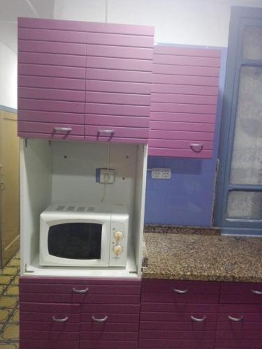 a microwave in a cabinet in a kitchen at Apartamento vinamar in Vinarós