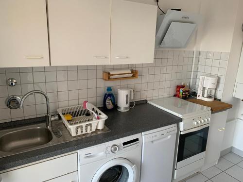Il comprend une cuisine équipée d'un évier et d'un lave-linge. dans l'établissement Big, cosy and central apartment, à Karlsruhe