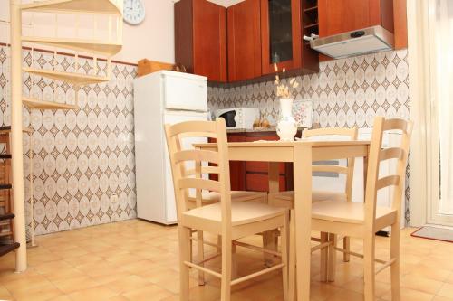 a kitchen with a table and chairs in a kitchen at CASA VACANZE FRANCESCO E TANINA in Nicolosi