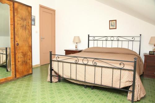 1 dormitorio con 1 cama y suelo verde en CASA VACANZE FRANCESCO E TANINA en Nicolosi