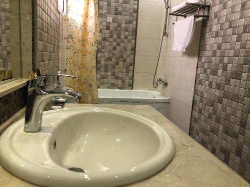 a bathroom with a sink and a bath tub at Concord Plaza in Hafr Al Baten