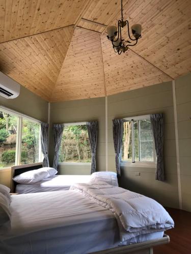 Postel nebo postele na pokoji v ubytování Yiyue Guanhe Homestay 倚月觀荷民宿