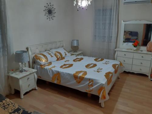 1 dormitorio con cama y espejo grande en Dorit Vacation en Tiberias