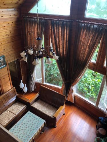 Zona de estar de Yiyue Guanhe Homestay 倚月觀荷民宿