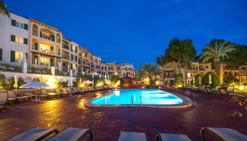 The swimming pool at or close to Aparthotel Ona Cala Pi Club