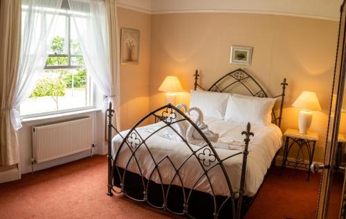 מיטה או מיטות בחדר ב-Prince Rupert House at The Red House Estate
